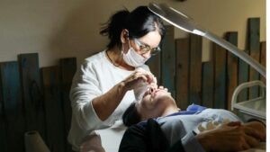 Dermatologist recommending the best acne treatments in the USA for clear skin in 2026